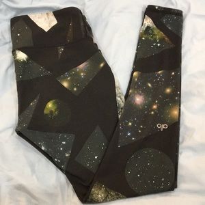 ALO Yoga black space pattern leggings XS